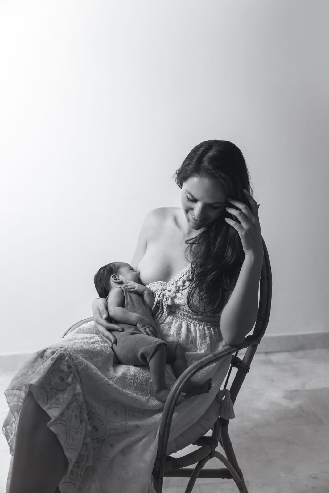 Madre amamantando a su bebé con acompañamiento profesional en lactancia materna